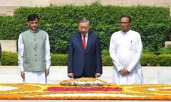 Tổng Bí thư, Chủ tịch nước Tô Lâm đặt vòng hoa tại Khu tưởng niệm Mahatma Gandhi và Tượng Chủ tịch Hồ Chí Minh
