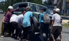 Clip: Người dân nâng ô tô, cứu nữ sinh lớp 8 bị cuốn vào gầm