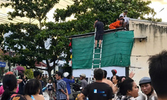Trèo lên mái nhà lấy bóng, nam sinh lớp 6 nghi bị điện giật tử vong