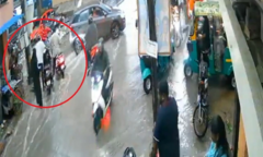 Clip:  Dắt xe trên đường ngập nước, nam thanh niên chạm phải dây điện trần, tử vong thương tâm
