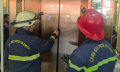 Clip: Giải cứu 7 người phụ nữ mắc kẹt trong thang máy thẩm mỹ viện ở TP.HCM
