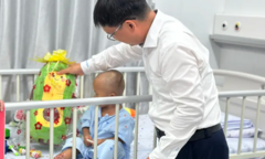 Bé trai 2 tuổi bị mẹ ruột và cha dượng bạo hành đón nhận một tin vui