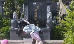 Xót xa cảnh bé gái nằm phủ phục ở nghĩa trang không chịu về: Sự thật phía sau khiến hàng triệu người bật khóc