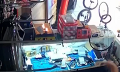 Đang thay màn hình, chiếc smartphone bất ngờ phát nổ khiến kỹ thuật viên hoảng hốt