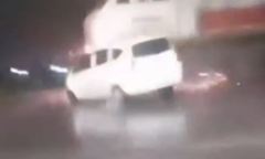 Clip: Liều lĩnh vượt đường ray khi tàu đang tới gần, ô tô nhận cú tông kinh hoàng