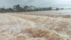 Mưa lớn kéo dài khiến nhiều nơi ở Quảng Ninh ngập sâu, nước sông dâng nhanh 