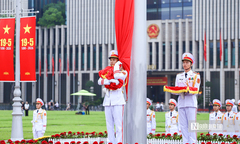 Trang nghiêm nghi lễ thượng cờ kỷ niệm 136 năm ngày sinh Chủ tịch Hồ Chí Minh