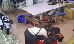 Bố mẹ hoảng loạn tìm con  "mất tích " trong xưởng may, camera ghi lại cảnh tượng  "đứng tim "