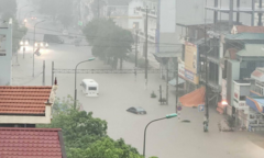 Clip: Mưa lớn ở Quảng Ninh, ô tô xe máy ngập trong biển nước