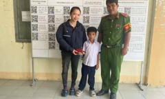 Tin tức thời sự 24h: Nhặt được ví tiền, học sinh lớp 2 lập tức mang nộp công an