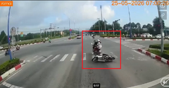 Tin tức tai nạn giao thông 24h: Hai xe máy  "rủ nhau " vượt đèn vàng gây tai nạn, nữ tài xế ngã sõng xoài giữa ngã tư