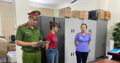 Khởi tố chủ xưởng sản xuất hàng trăm nghìn gói băng vệ sinh, bỉm trẻ em giả