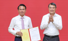 Công bố, trao quyết định của Bộ Chính trị về công tác cán bộ