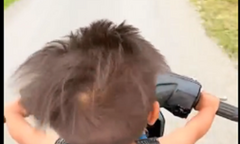 Hết hồn với clip câu view phản cảm: Chú 19 tuổi để cháu 18 tháng tuổi cầm lái xe máy rồi buông 2 tay quay clip 