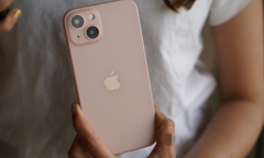 Gã đàn ông vờ làm tiếp thị kem đánh răng rồi  "cuỗm " iPhone 13 màu hồng của chủ nhà