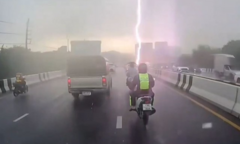 Sét đánh thẳng vào đầu tài xế xe máy đang chạy trên cầu, camera ghi lại khoảnh khắc rùng mình