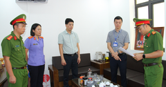 Khởi tố thêm Phó Chủ tịch UBND xã và giám đốc doanh nghiệp trong vụ lan can đá bờ sông Hồng gãy đổ