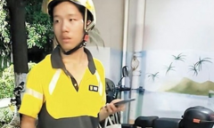 Chàng trai 19 tuổi phải làm nhân viên giao hàng, ngủ gầm cầu kiếm tiền học phí và cái kết khiến triệu người rơi lệ