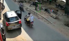 Clip: Tài xế mở cửa ô tô thiếu quan sát, người đàn ông 57 tuổi mất mạng trong tích tắc