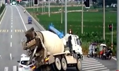 Clip: Xe bồn vượt đèn đỏ, lật nhào giữa ngã tư, đè lên loạt xe máy đang đỗ