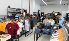 Phát hiện 2 cơ sở bán quần áo giả nhãn hiệu Lacoste, Adidas ở Hưng Yên