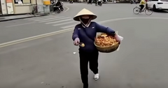 Công an vào cuộc vụ du khách nước ngoài mua 10 chiếc bánh rán giá 420.000 đồng