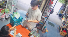 Khách nước ngoài trả thừa gần 8 triệu đồng, nữ chủ quán ở TP.HCM có hành động đẹp