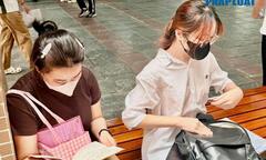 Không khí trước giờ thi THPT 2026: Phụ huynh tiếp sức, động viên sĩ tử tự tin bước vào môn thi đầu tiên