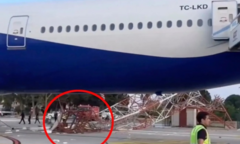 Máy bay Boeing 777 chở 267 khách bị gãy cánh, thân thủng lỗ lớn khi va chạm cột radar