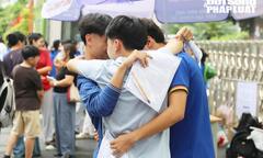 Toàn cảnh kỳ thi tốt nghiệp THPT 2026: Nụ cười, giọt nước mắt và dấu mốc trưởng thành của 1,2 triệu sĩ tử