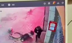Clip: Ném pháo đang cháy xuống cống, bé gái 12 tuổi bị hất văng lên không trung, rơi xuống bất tỉnh