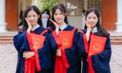  Cảm xúc vừa mừng vừa lo của người mẹ có 3 con gái sinh 3 cùng đỗ lớp 10 trường chuyên ở Ninh Bình
