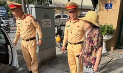 CSGT Hà Nội hỗ trợ cụ bà đi lạc về với gia đình an toàn