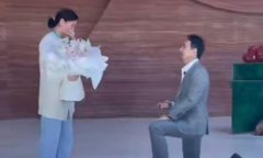 Khoảnh khắc nữ bác sĩ được cầu hôn khiến hàng triệu người khóc nghẹn vì quá giống phim ngôn tình