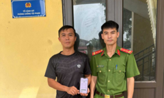 Tin tức thời sự 24h: Công an xã hỗ trợ người dân nhận lại tiền chuyển khoản nhầm