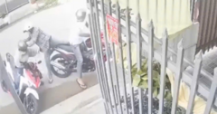 Clip cướp giật dây chuyền trước cửa nhà trọ, người phụ nữ ngã nhào xuống đường ở Tây Ninh