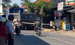 Hiện trường vụ tai nạn giữa xe máy và xe tải, mẹ tử vong, con 2 tuổi bị thương ở Đắk Lắk