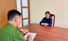 Khởi tố người phụ nữ bán hải sản dùng vòi rửa xe xịt gây thương tích cho người bán rau