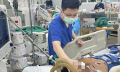 Con trai kịp ngắt điện, đồng nghiệp ép tim 10 phút: Cứu sống người đàn ông ngừng tim