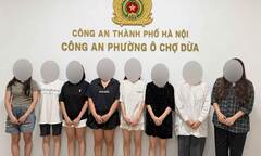  "Đột kích " căn hộ ở Hà Nội, bắt quả tang 8 cô gái trẻ đang đánh bạc dưới hình thức  "phỏm "