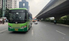 Tin tức giao thông 24h: Hiện trường thương tâm người phụ nữ tử vong sau va chạm với xe buýt ở đường Phạm Hùng, Hà Nội