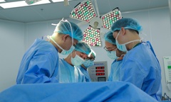 Tưởng phải gắn bó với xe lăn, người đàn ông 47 tuổi bất ngờ đứng vững sau ca mổ