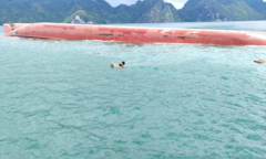 Lật tàu trên biển Quảng Ninh, 3 người được cứu, 2 người nghi bị kẹt trong tàu