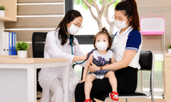 Trẻ mắc Adenovirus có xu hướng tăng vào mùa hè: Bác sĩ chỉ dấu hiệu nguy hiểm cha mẹ không được bỏ qua