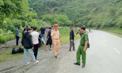 Tài xế mất lái khi ôm cua, xe máy rơi xuống suối, 2 người tử vong thương tâm
