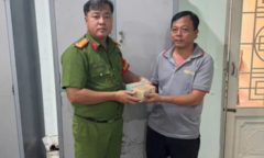 Tin tức thời sự 24h: Trao trả hơn 300 triệu đồng cho người chuyển khoản nhầm 
