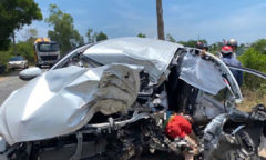 Tai nạn giao thông nghiêm trọng: Ô tô biến dạng sau cú tông mạnh vào gốc cây, nam tài xế 21 tuổi tử vong