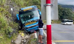 Hiện trường vụ xe khách chở 21 người tông vách núi, lật nghiêng trên đèo Khánh Lê