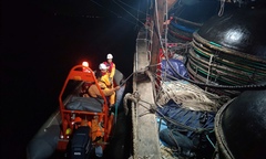 Cứu nạn thành công 30 ngư dân trên tàu cá bốc cháy ở vùng biển Khánh Hòa