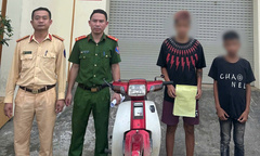 Tịch thu xe mô tô của thiếu niên điều khiển xe chạy bằng một bánh